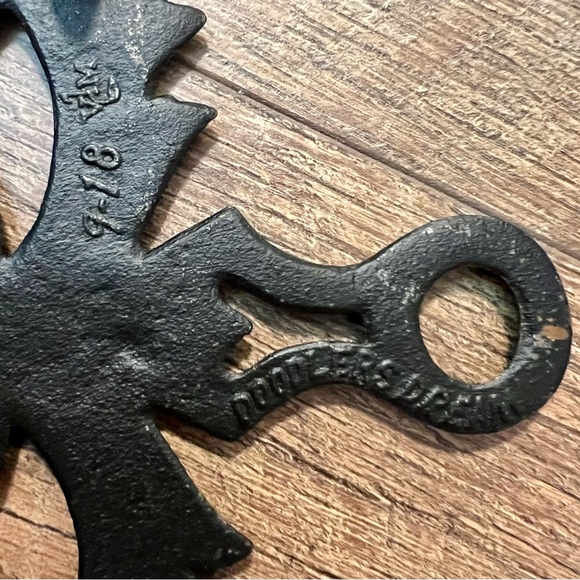 Vintage Cast Iron Doodler’s Dream Trivet by Virginia Metalcrafters - Picture 3 of 3